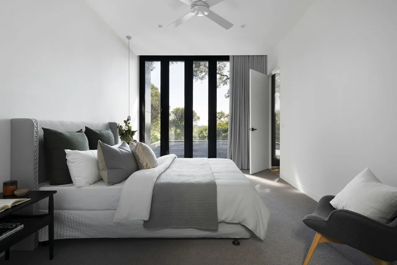 Parede de drywall com acabamento liso em ambiente de alto padrão